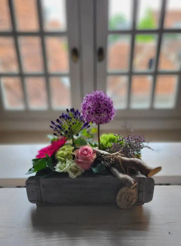 Fleurig resultaat gemaakt Tijdens Workshop bloemschikken bij HOedtique Mary Stoop.